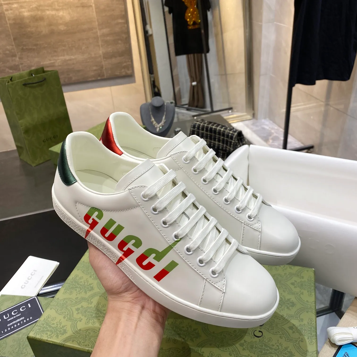 👟👟Ex-factory price 440👟👟 Men's size +10 Gucci's GG white shoes, the same style as Ni Ni, have been popular in recent years; new colors are constantly updated; stars, Internet celebrities, live broadcasts, etc. will definitely plant grass and call them. Classic fashion style, 5D drawing printing; electric embroidery surface, etc... Original customized cowhide color, first layer of cowhide inside, original outsole... Shiny color drawing/electric embroidery surface embellished on the side of the shoe body, package production process‼ Size: Female 35-40# Male 39-46#